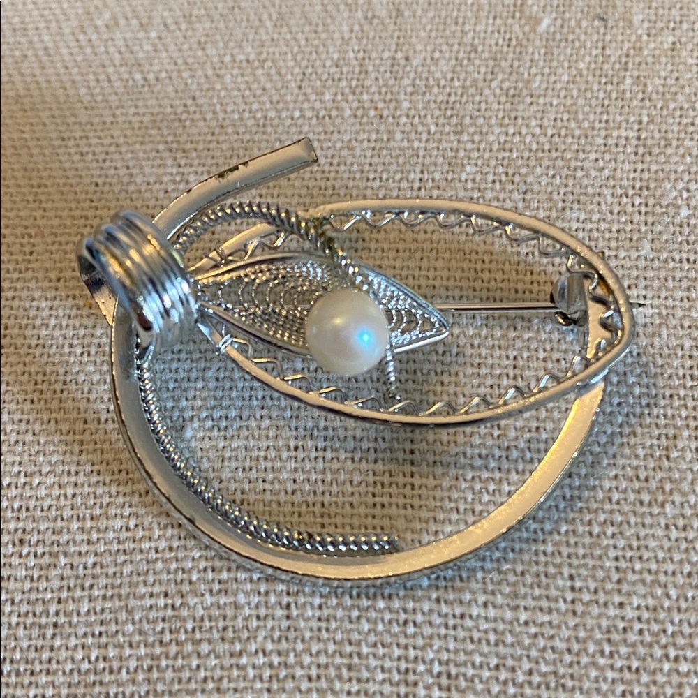 Elegant Silver and Pearl Vintage Filigree  Brooch
